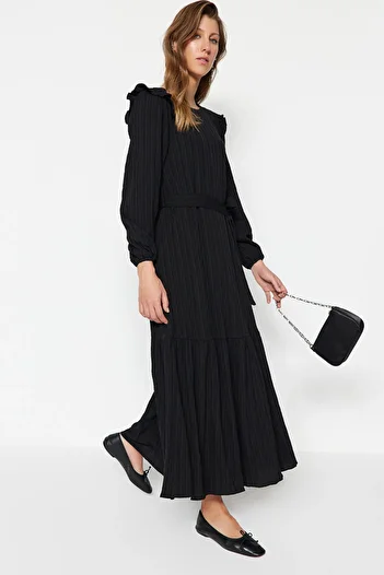 Trendyol Modest Černé páskové sukně s volánky přes ramena Podšívané viskózové smíšené tkané šaty TCTSS23EB00290