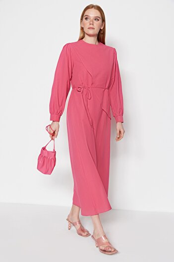 Trendyol Modest Fuchsiafarbenes gewebtes Baumwollkleid – mit Gürtel und Scheitel, ungefüttert TCTSS23EB00360
