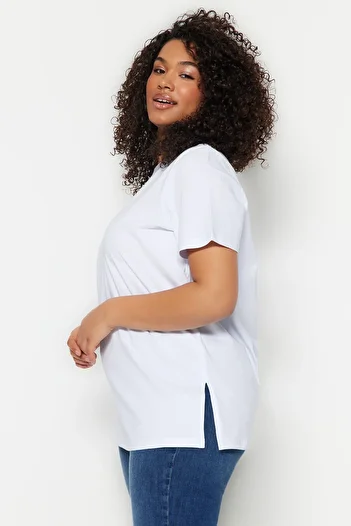Trendyol Curve Crew nyakú fehér hasított 100% pamut póló - TBBSS22BF0031