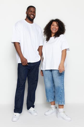 Trendyol Collection Biała bawełniana koszulka oversize w dużym rozmiarze - wygodna TMNSS23TS00139