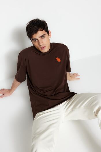 Trendyol Collection Szeroki, brązowy, bawełniany T-shirt ze zwierzęcym haftem – TMNSS23TS00182