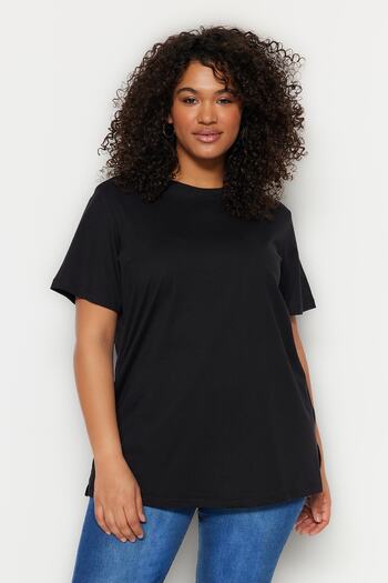 Trendyol Curve Schwarzes Boyfriend-T-Shirt mit Rundhalsausschnitt und Schlitz aus 100 % Baumwolle, gestrickt TBBSS22BF0031