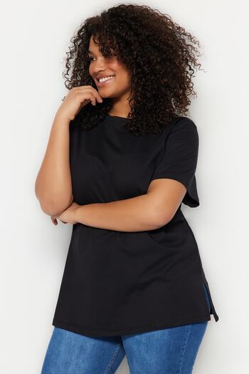 Trendyol Curve Schwarzes Boyfriend-T-Shirt mit Rundhalsausschnitt und Schlitz aus 100 % Baumwolle, gestrickt TBBSS22BF0031