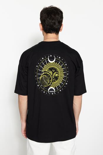 Trendyol Collection Bavlněné tričko černé barvy s mystickým potiskem – TMNSS23TS00165