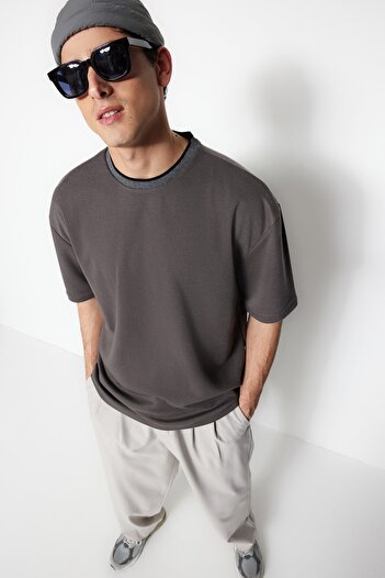 Trendyol Collection Premium Anthracite Oversize/Φαρδιά Πλεκτά Μπλουζάκι με υφή Pique TMNSS23TS00079
