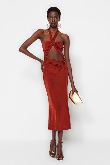 Trendyol Collection Πλακάκι που εφαρμόζει στο σώμα με παράθυρο/κομμένο πλεκτό με λεπτομέρεια γκλίτερ κομψό βραδινό φόρεμα TPRSS23EL00155