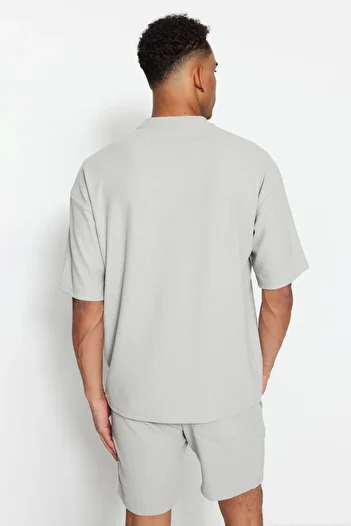 Trendyol Collection Premium Basic Grau Oversize/Weit geschnittenes, strukturiertes, knitterfreies Ottoman-T-Shirt TMNSS23TS00081