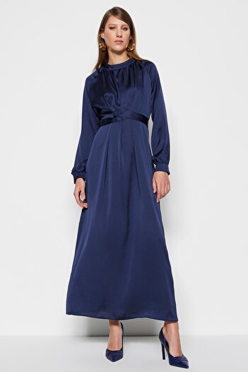 Trendyol Modest Sötétkék szatén estélyi ruha öves derékpánttal TCTSS23DB00038