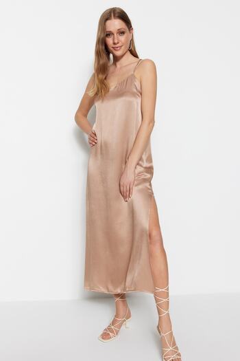 Trendyol Collection Φόρεμα μίντι υφαντό σε μπεζ ίσιο κόψιμο με λεπτομέρεια στην πλάτη Υφαντό φόρεμα TWOSS23EL01990