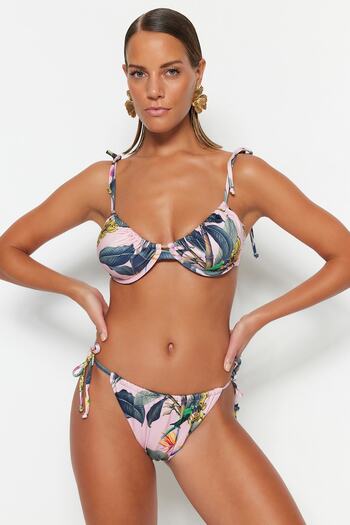 Trendyol Collection Σετ μπικίνι με φλοράλ μοτίβο με γραβάτα με ψηλό πόδι TBESS23BT00015