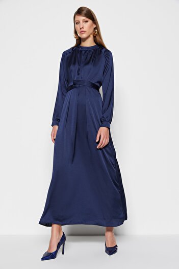 Trendyol Modest Sötétkék szatén estélyi ruha öves derékpánttal TCTSS23DB00038