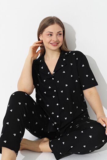 Siyah İnci Siyah Kalp Desenli Curve Büyük Beden Battal Boy Kısa Kollu Düğmeli Pamuklu Pijama Takımı