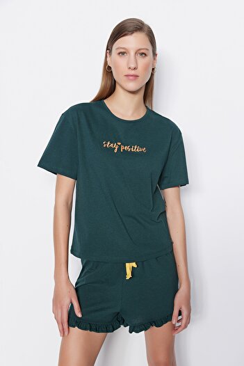 Trendyol Collection Set de pijamale tricotate cu detaliu cu volane brodate 100% bumbac verde închis cu pantaloni scurți THMSS20PT0165