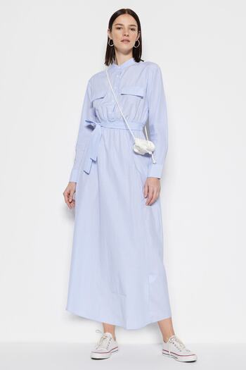 Trendyol Modest Μπλε ριγέ ζωσμένο φόρεμα τσέπης λεπτομερές υφασμένο TCTSS23EB00065