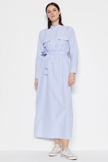 Trendyol Modest Μπλε ριγέ ζωσμένο φόρεμα τσέπης λεπτομερές υφασμένο TCTSS23EB00065