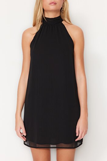 Trendyol Collection Schwarzes gerade geschnittenes Neckholder-Minikleid aus Chiffon mit Futter aus Webstoff TWOSS23EL01059