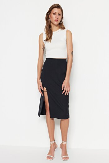 Trendyol Collection Czarna tkana spódnica midi z rozcięciami i kamieniami TWOSS23ET00203