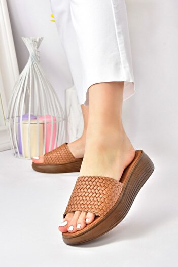 Fox Shoes Tan γνήσιο δέρμα με χοντρή ζώνη πλεκτό μοντέλο καθημερινές γυναικείες παντόφλες M291850003
