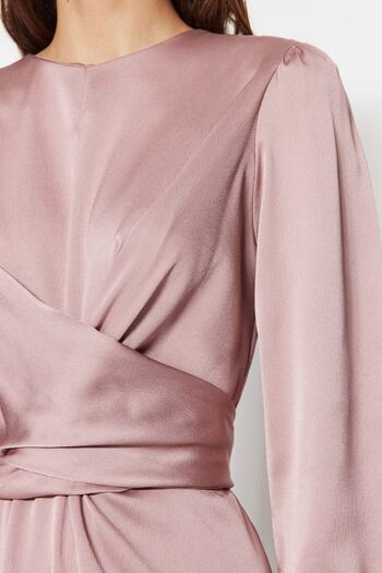 Trendyol Modest Rosa Satin-Abendkleid mit überkreuzten Bindedetails TCTAW22EB0105