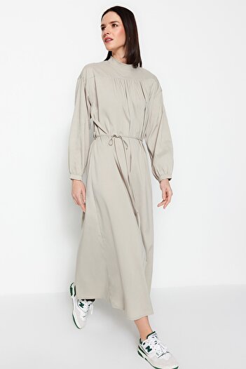 Trendyol Modest Graues gewebtes Kleid mit weitem Schnitt und Gürtel, Raffung, TCTSS23EB00281
