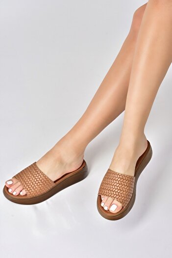 Fox Shoes Tan γνήσιο δέρμα με χοντρή ζώνη πλεκτό μοντέλο καθημερινές γυναικείες παντόφλες M291850003