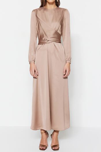 Trendyol Modest Beigefarbenes Satin-Abendkleid mit überkreuzten Bindedetails TCTAW22EB0105
