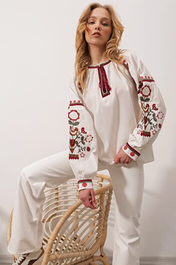 Trend Alaçatı Stili Dámská bílá halenka s límcem s vyšívaným krajkem oversize plátěná halenka ALC-X9905