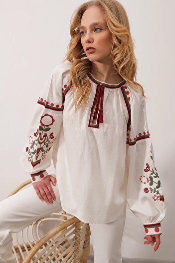 Trend Alaçatı Stili Dámská bílá halenka s límcem s vyšívaným krajkem oversize plátěná halenka ALC-X9905