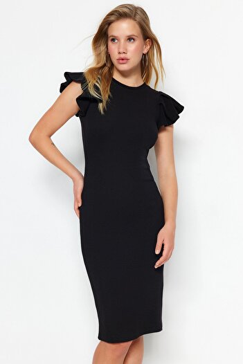 Trendyol Collection Schwarzes, figurbetontes Midi-Bleistiftkleid aus flexiblem Strick mit gerippten Ärmeln und Volant TWOSS23EL01708