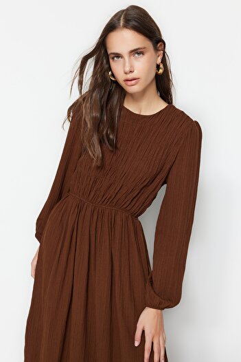 Trendyol Modest Hnedé tkané šaty s elastickým pásom TCTSS23EB00026