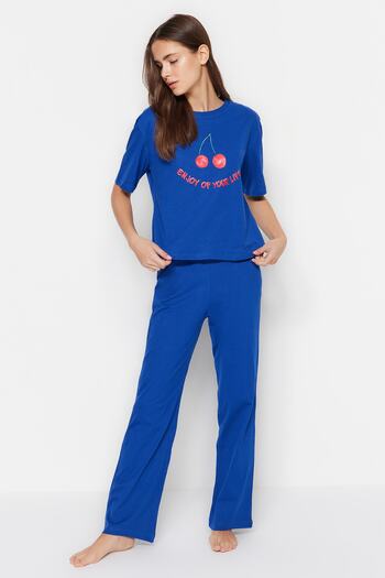 Trendyol Collection Marineblaues, 100 % Baumwolle, mit Kirschdruck, gestricktes Pyjama-Set THMSS23PT00134