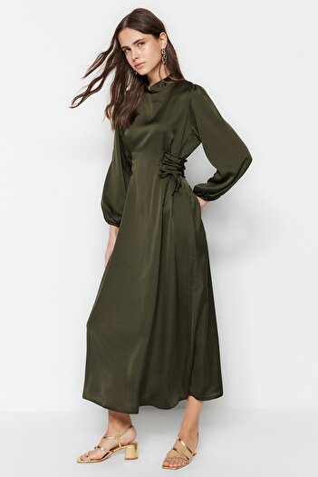Trendyol Modest Khakifarbenes Britted-Satin-Abendkleid mit Taille TCTSS23DB00037