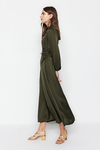 Trendyol Modest Khakifarbenes Britted-Satin-Abendkleid mit Taille TCTSS23DB00037