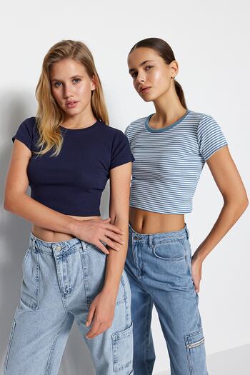 Trendyol Collection Blau gestreift-Marineblau, einfarbig, 2er-Pack taillierte, kurz geschnittene, schnurgebundene Strickbluse TWOSS23BZ00388