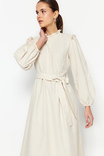 Trendyol Modest Λεπτομερές λινό ανάμικτο υφασμένο φόρεμα σε κρεμ ζωσμένος γκιπούρ και βολάν TCTSS23EB00011