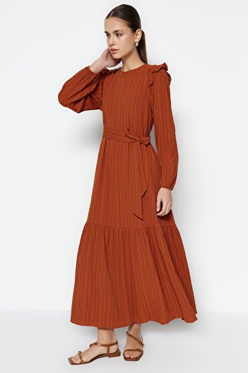 Trendyol Modest Φούστα ώμου με κανέλα ζωσμένο με βολάν Φόρεμα με επένδυση από βισκόζη TCTSS23EB00290
