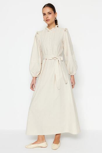 Trendyol Modest Krémové páskové guipure a volánky Detailní plátěné tkané šaty TCTSS23EB00011