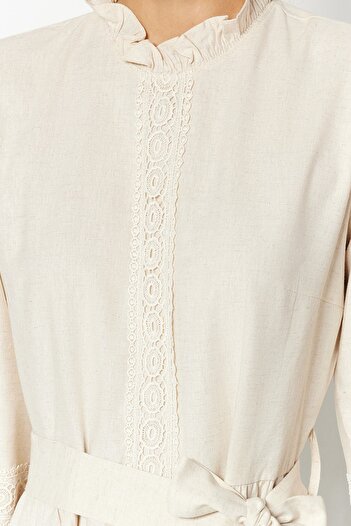 Trendyol Modest Λεπτομερές λινό ανάμικτο υφασμένο φόρεμα σε κρεμ ζωσμένος γκιπούρ και βολάν TCTSS23EB00011
