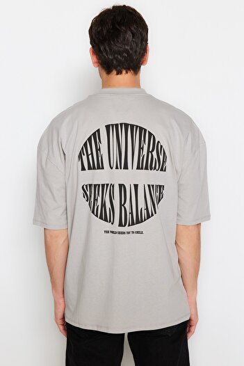 Trendyol Collection Übergroßes graues Baumwoll-T-Shirt – Text bedruckt, TMNSS23TS00190