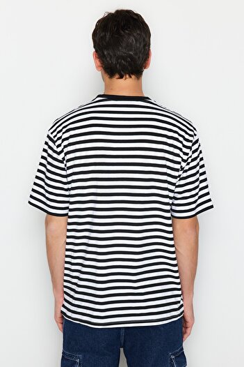 Trendyol Collection Černé pruhované oversize tričko s krátkým rukávem TMNSS20TS0511