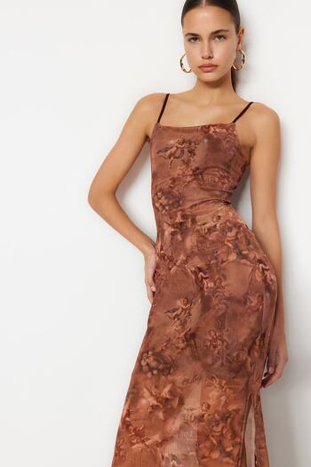 Trendyol Collection Prémiové hnědé vzorované vypasované midi strečové šaty TWOSS23EL01110