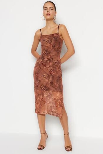 Trendyol Collection Prémiové hnědé vzorované vypasované midi strečové šaty TWOSS23EL01110