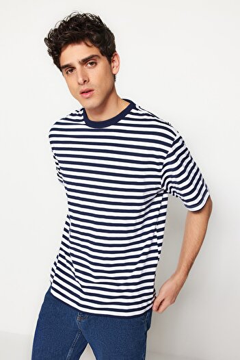 Trendyol Collection Marineblaues, weit geschnittenes, gestreiftes T-Shirt – kurze Ärmel TMNSS20TS0511