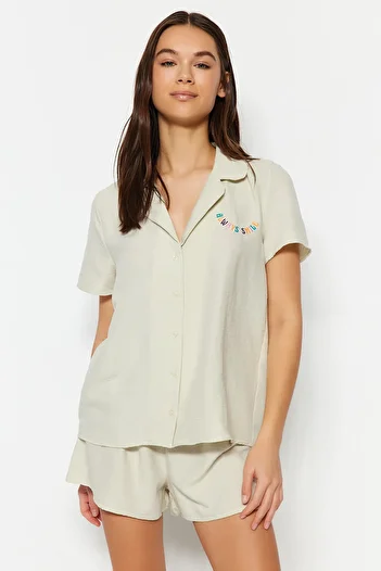 Trendyol Collection Světle béžová Slogan Vyšívané tkané pyžamo s šortkami Set THMSS23PT00232