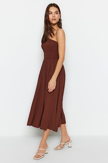 Trendyol Collection Brązowa tkana sukienka midi z rozcięciem w talii Gipeli na jedno ramię TWOSS23EL01830