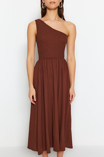 Trendyol Collection Καφέ μέση που ανοίγει κορυφαίο φόρεμα Gipeli One Shoulder Midi υφαντό TWOSS23EL01830