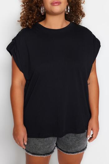 Trendyol Curve Schwarze Basic-Strickbluse aus 100 % Baumwolle mit Rundhalsausschnitt in Übergröße TBBSS23AF00053