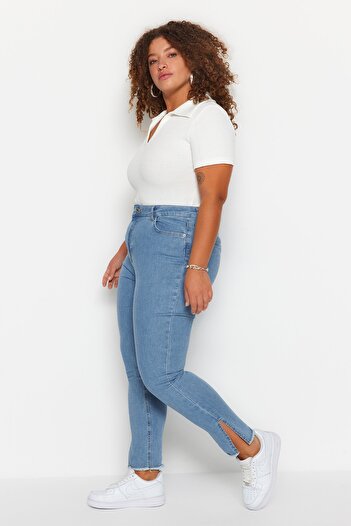 Trendyol Curve Blugi skinny, flexibili, albaștri, de denim, cu fante și detaliu cu ciucuri TBBSS23CJ00020