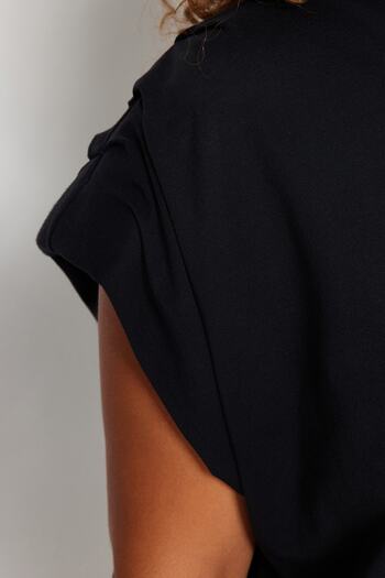 Trendyol Curve Schwarze Basic-Strickbluse aus 100 % Baumwolle mit Rundhalsausschnitt in Übergröße TBBSS23AF00053