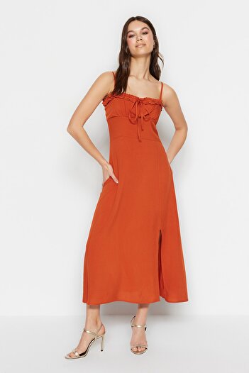 Trendyol Collection Tkana sukienka midi z kafelkami i szczegółowymi rozcięciami TWOSS23EL01696